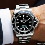 Home 23 롤렉스 서브마리너 41mm vs 40mm - A sophisticated close-up of a wrist wearing a Rolex Submariner 40mm watch, showcasing its classic an...